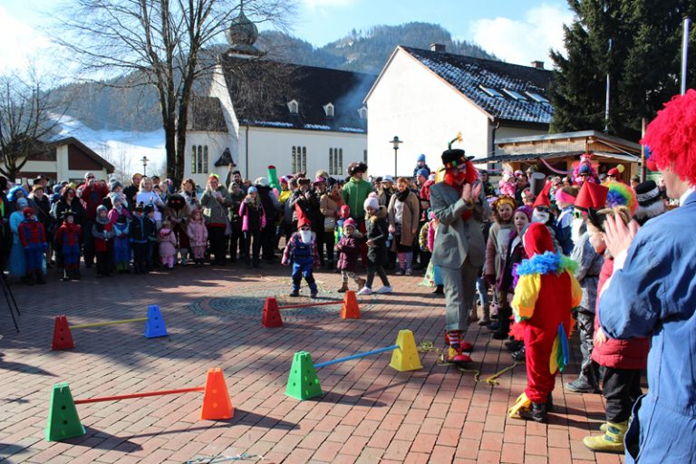 14 närrische Gruppen zogen durch KleiWey