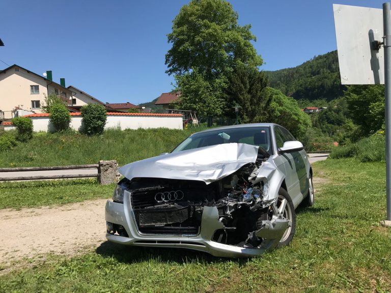 Aufräumarbeiten nach Verkehrsunfall