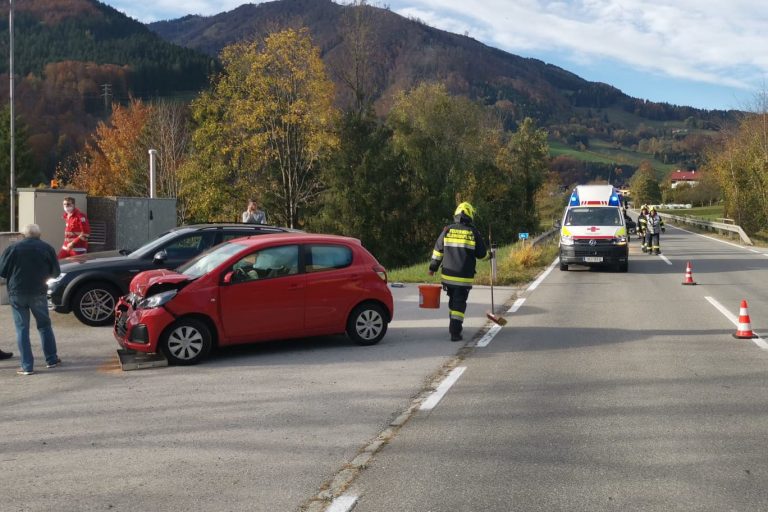 Aufräumarbeiten nach Verkehrsunfall