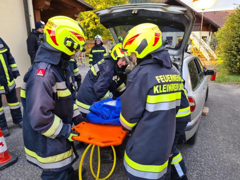 Übung: Verkehrsunfall mit Menschenrettung