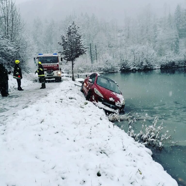 Verkehrsunfall aufgrund winterlicher Verhältnisse