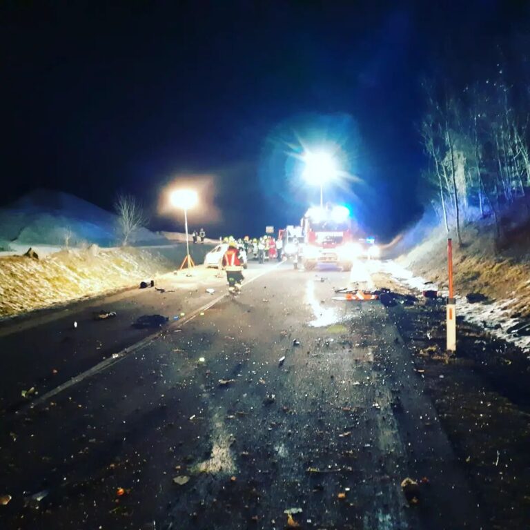 Verkehrsunfall mit eingeklemmter Person